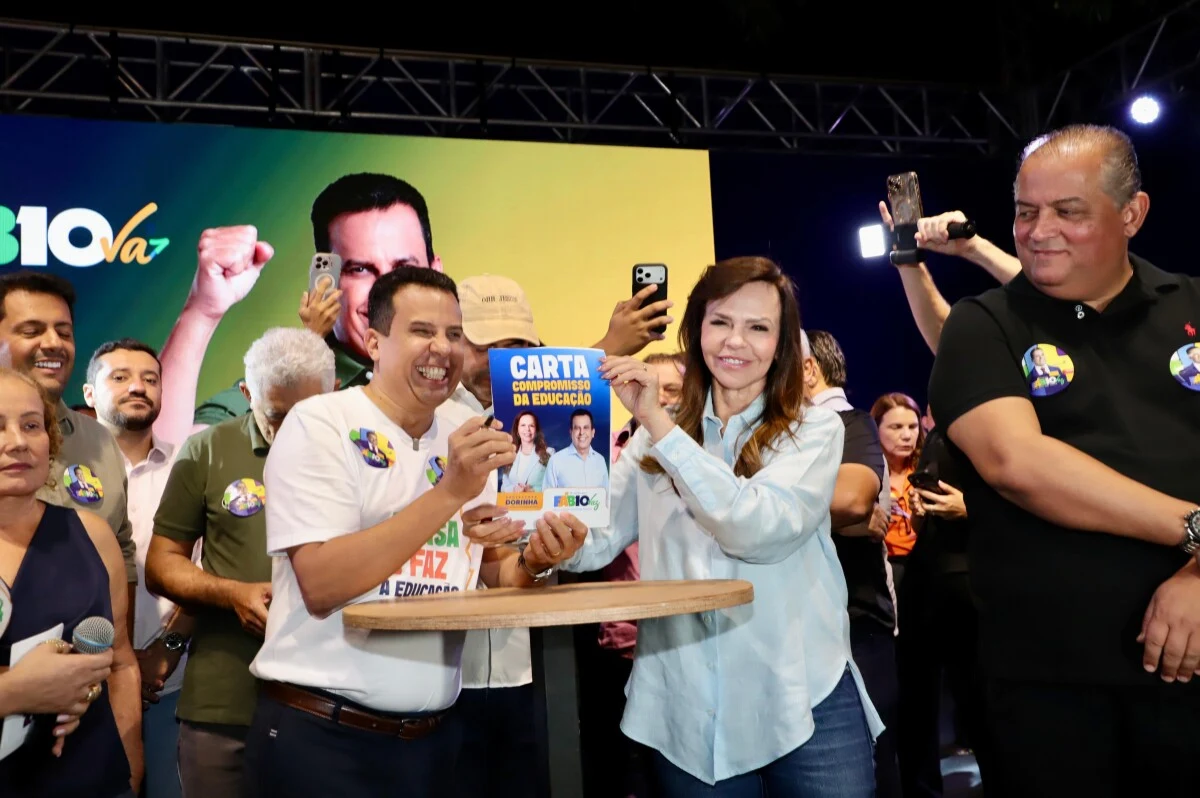 Professores entregam carta-compromisso com propostas para a educação a Dorinha