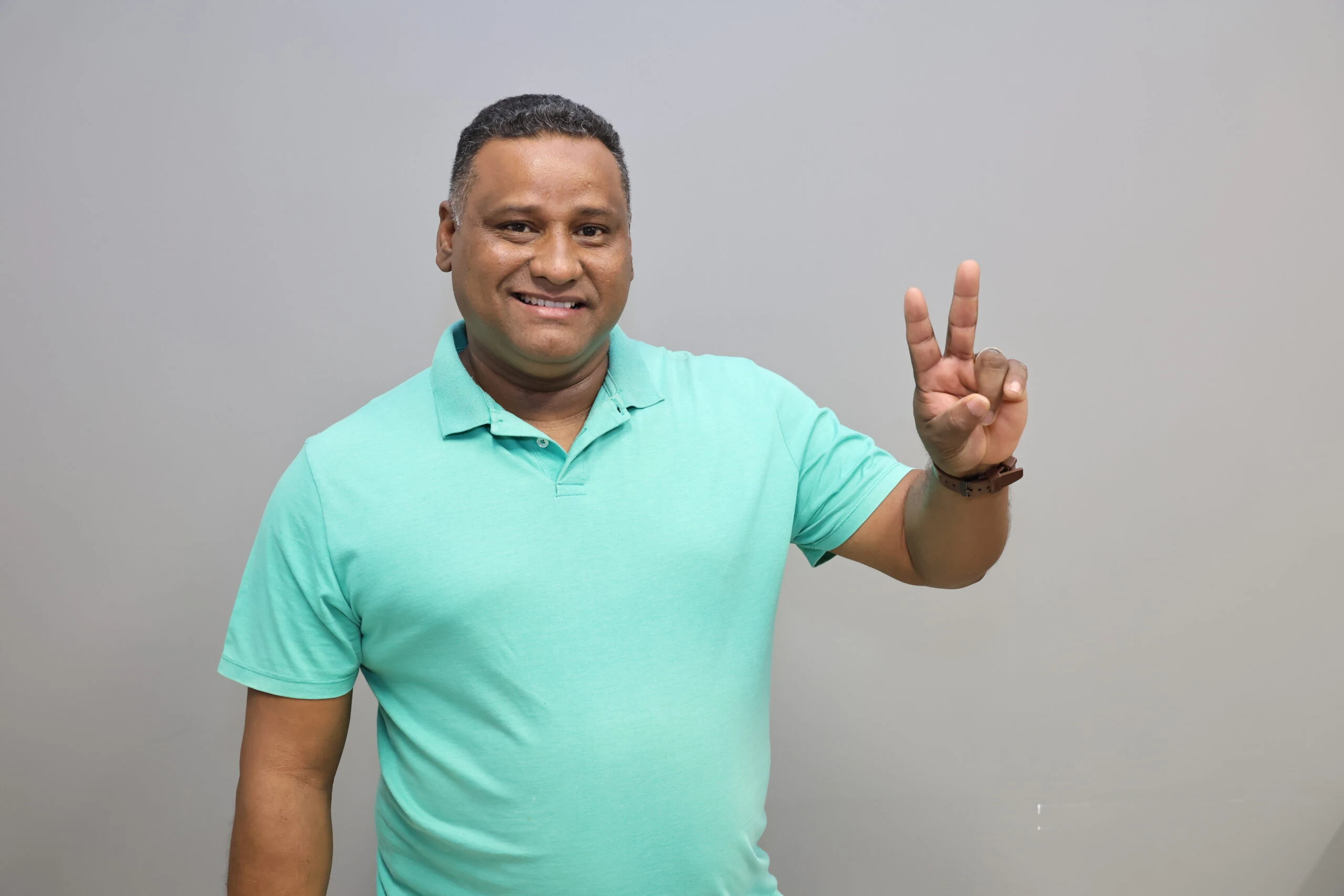 Professor Elis Raik lança podcast voltado à educação pública