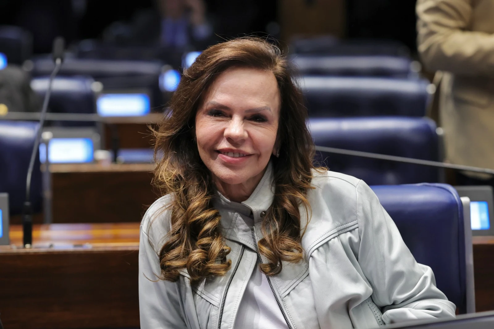 Senado aprova relatório de Dorinha que endurece pena para incitação a crimes na internet