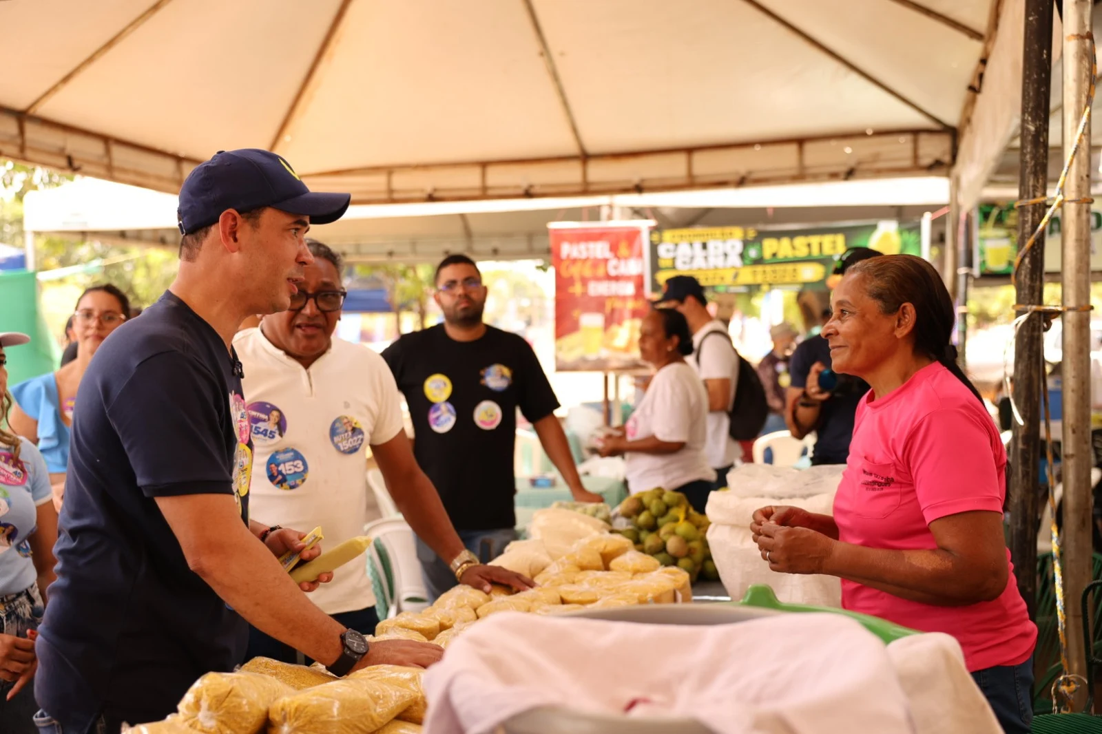 Vicentinho é recebido por comerciantes e pioneiros durante caminhada pela Vila União