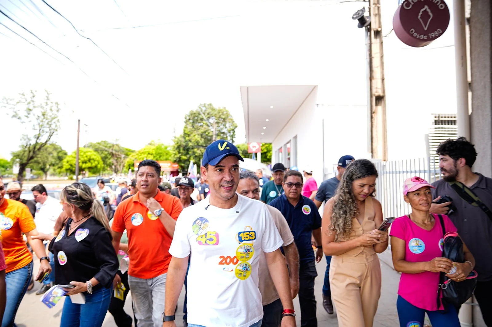 Vicentinho percorre comércio da JK, conversa com indecisos e apresenta proposta de mudança para a economia do Tocantins