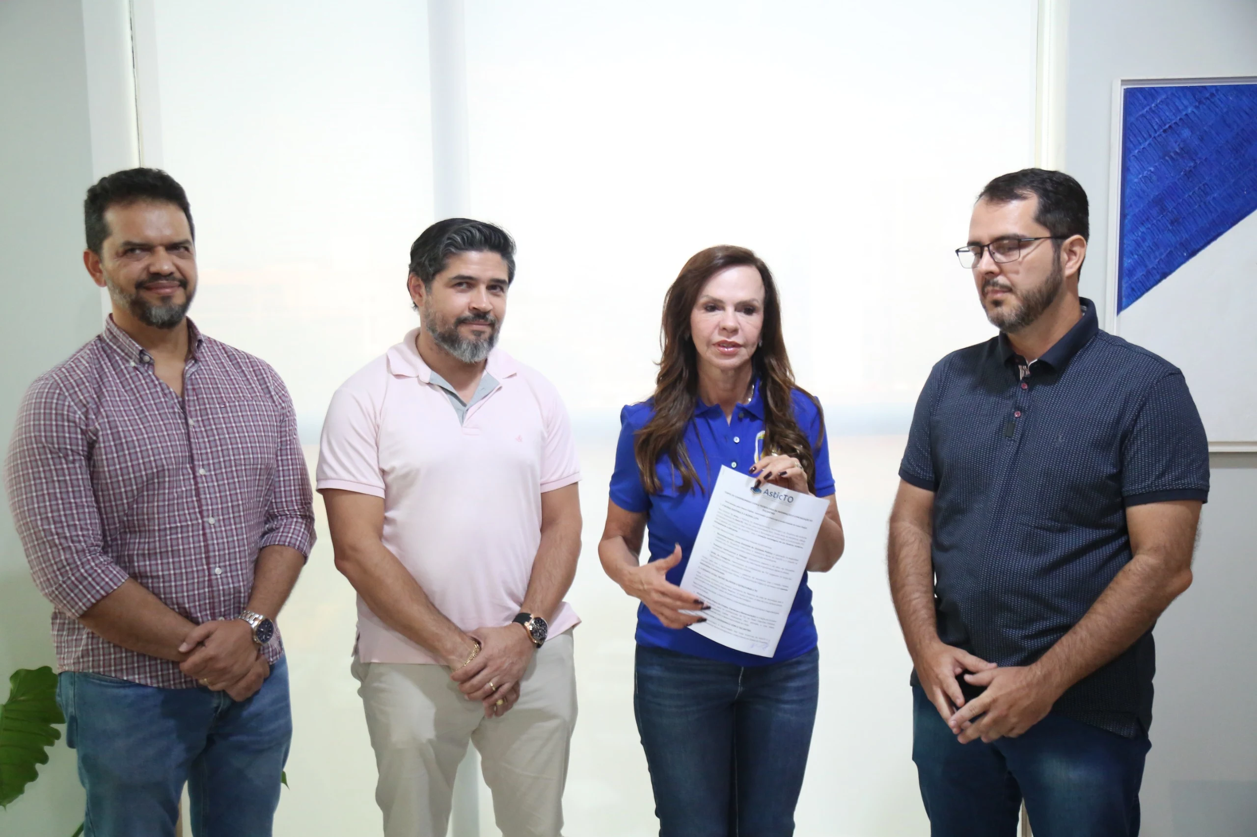 Dorinha assina compromisso com servidores de tecnologia e defende plano de carreira