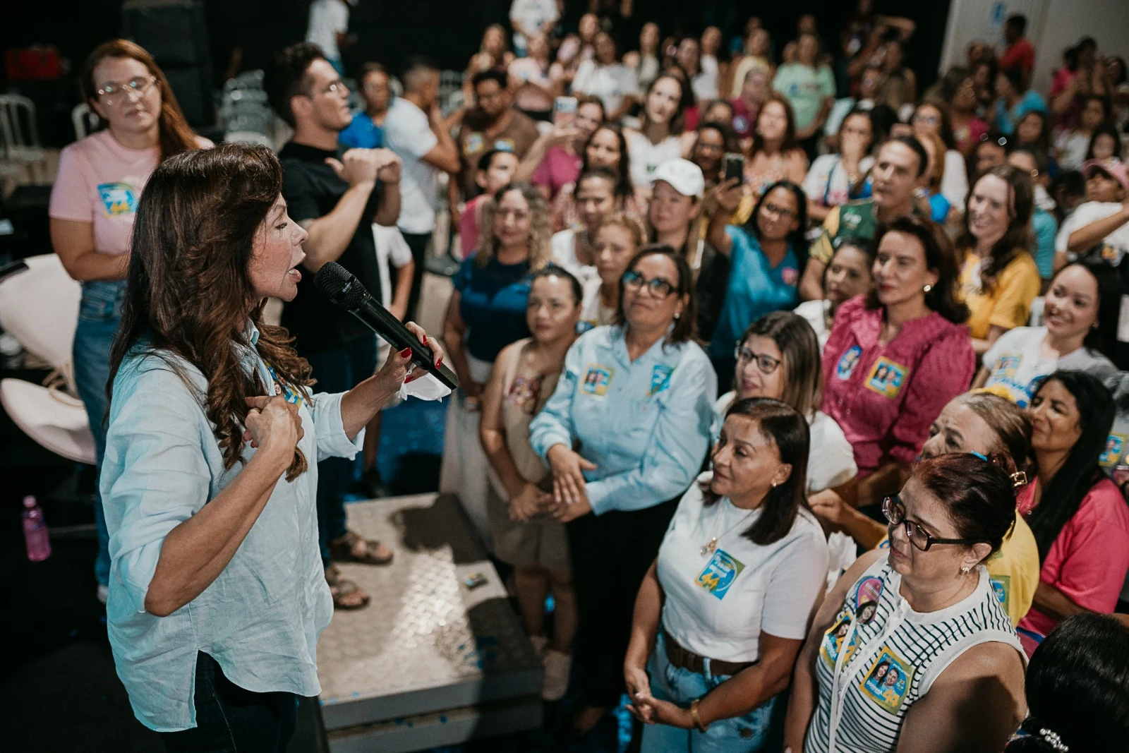Dorinha ouve histórias de dor e superação e assume compromissos diante de mais de mil mulheres