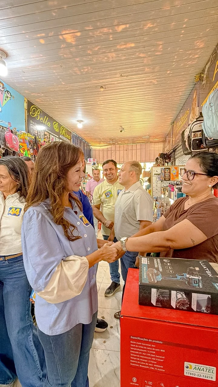 Dorinha defende crédito e formação profissional durante visita ao Camelódromo de Palmas