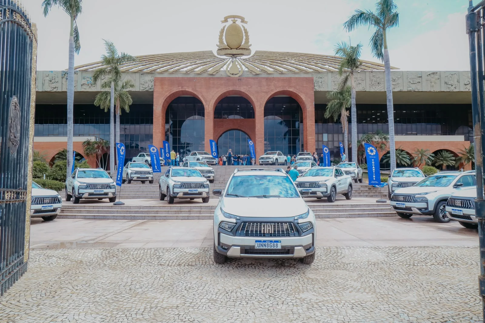 Professora Dorinha entrega camionetes para a assistência social; senadora já destinou mais de R$ 15 milhões para a área