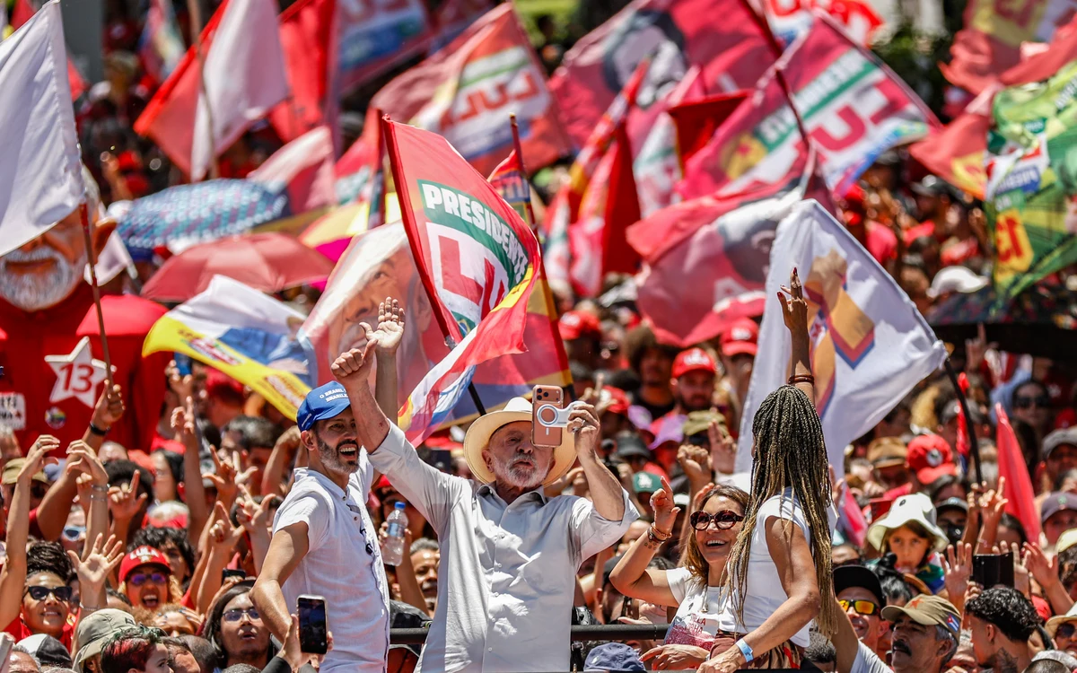 Colunista vê virada de Lula na pesquisa Vox Brasil; Datafolha ainda mostra Flávio à frente