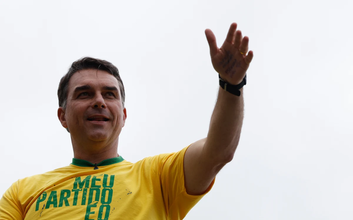 E-mails obtidos pela PF citam conta de Flávio em acesso bancário de advogado investigado no caso INSS
