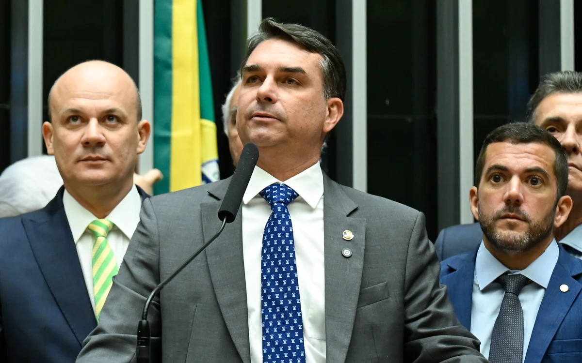 PL apaga arte de Flávio comparada a propaganda de Mussolini e diz que a semelhança foi coincidência