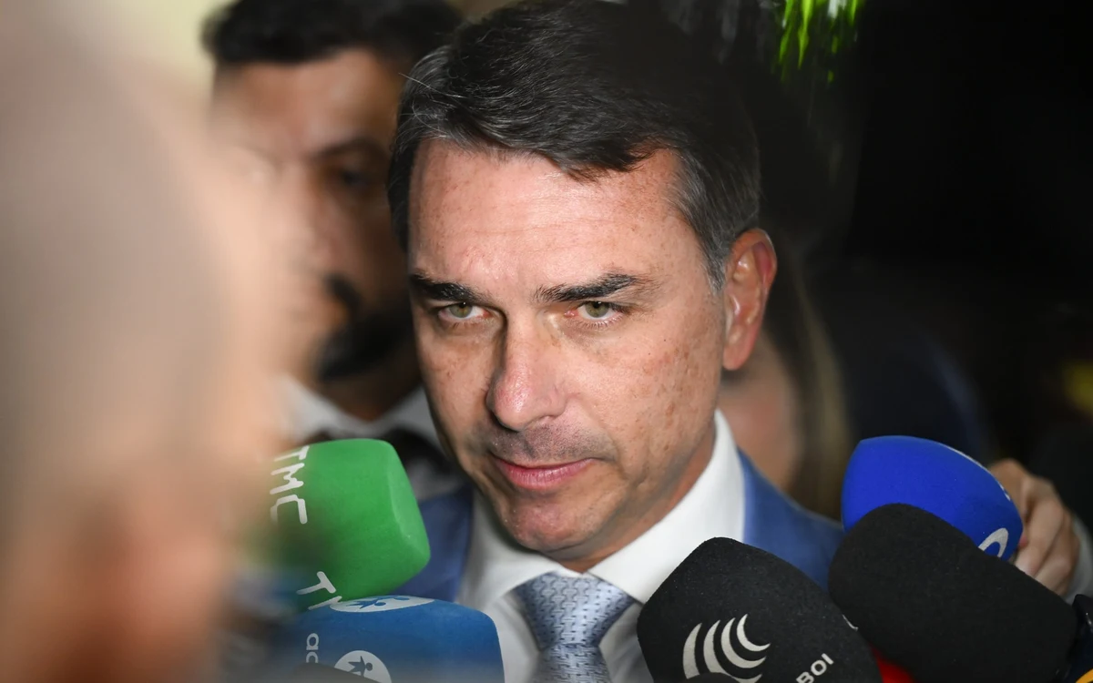 Flávio diz que Jair Bolsonaro, em prisão domiciliar, vai colocar nele a faixa presidencial