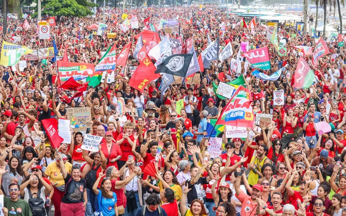 Proteção social lidera voto em Lula; mudança e rejeição ao adversário movem eleitores de Flávio