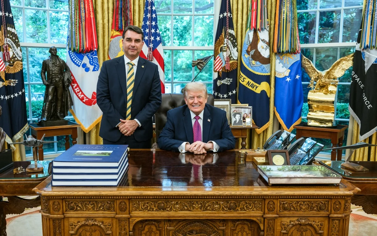 Trump evita apoiar declaração de Flávio Bolsonaro de que seria presidente do Brasil