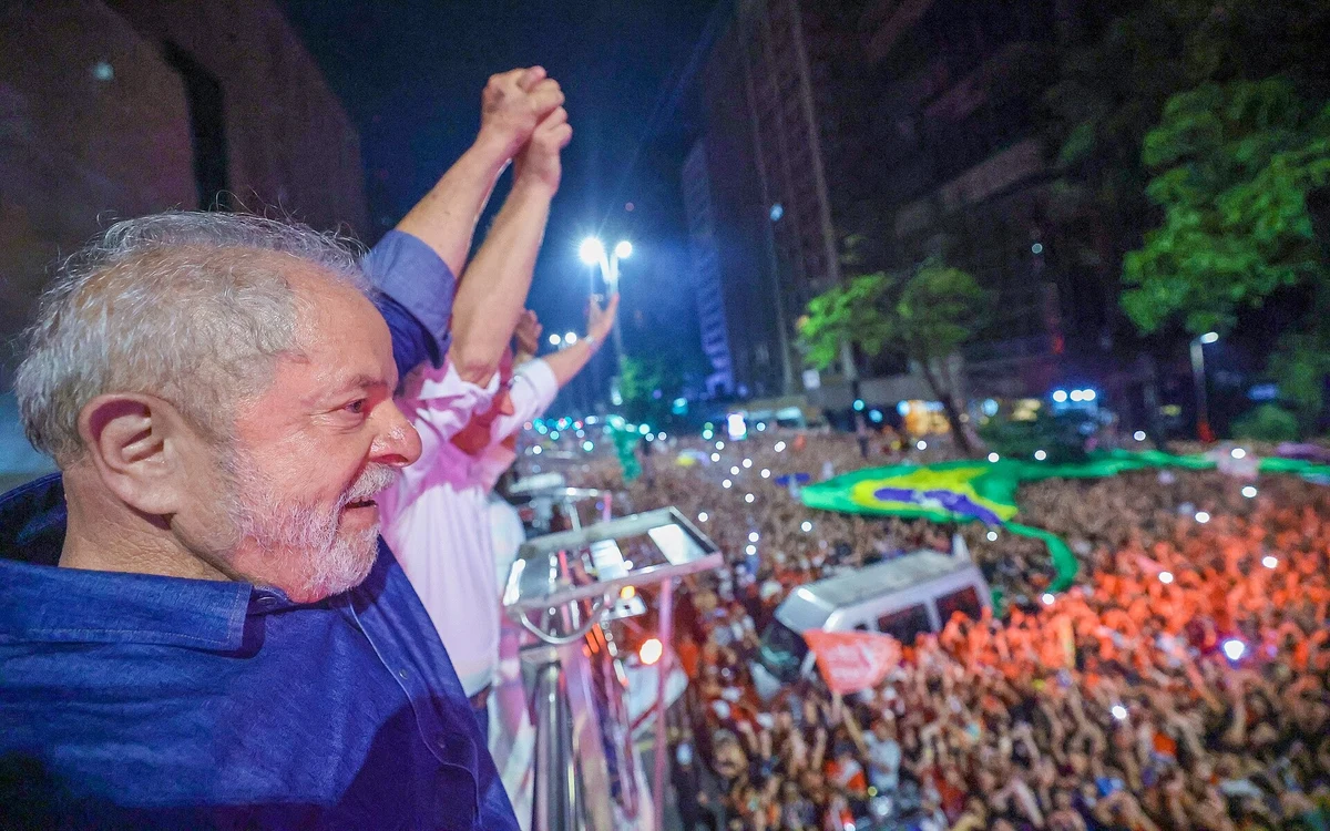 Lula anuncia abertura de sigilos ao TSE e desafia Flávio a fazer o mesmo no 2º turno