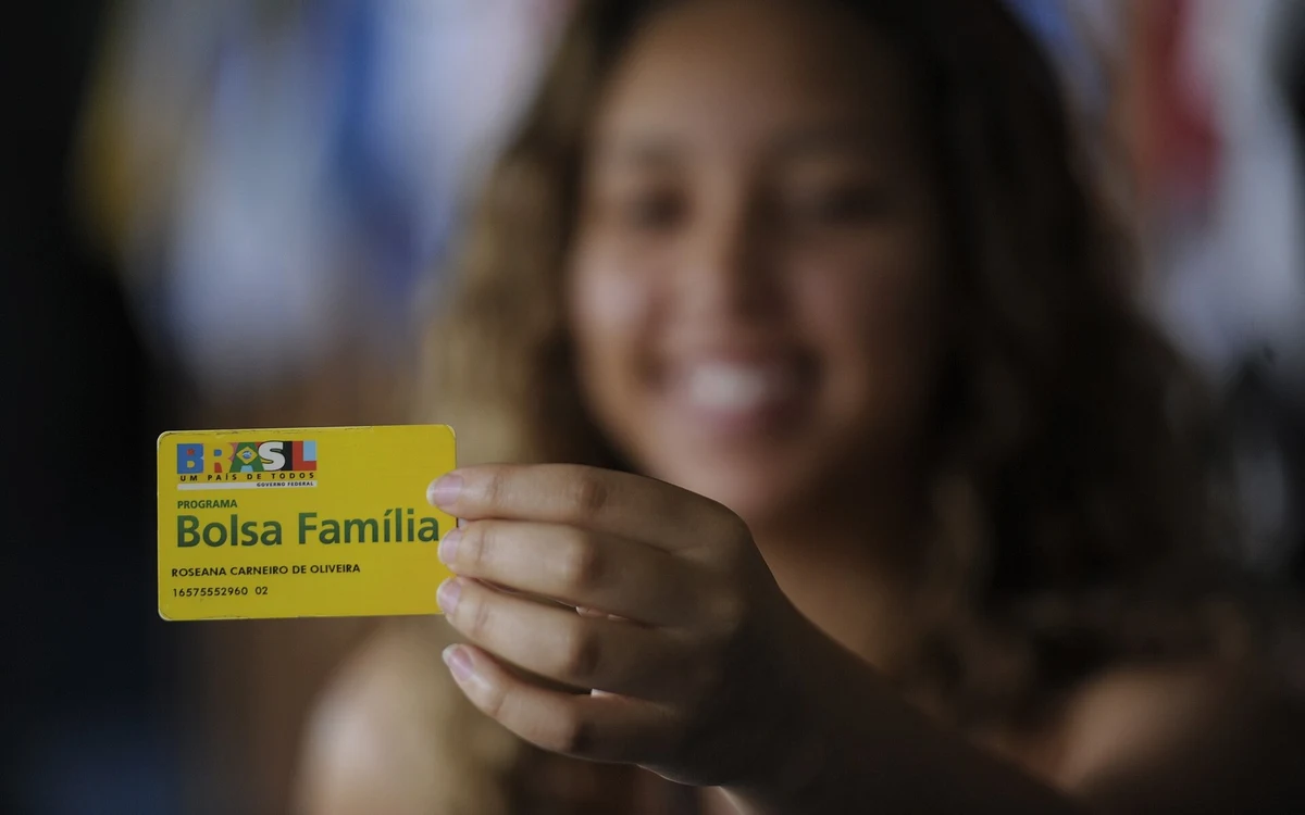 Campanha de Flávio propõe transição de 2 anos no Bolsa Família, mas não detalha pagamento