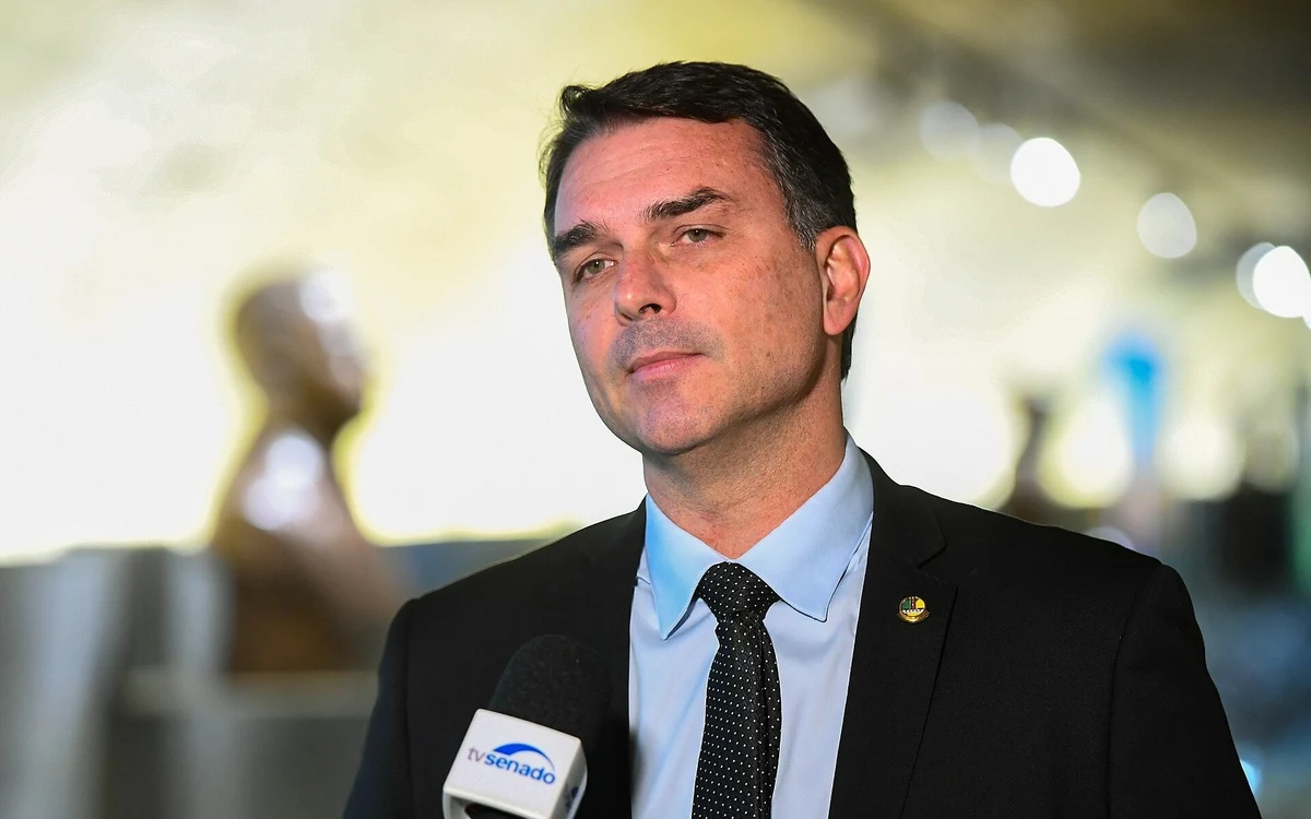 PF cancela passaportes de Flávio Bolsonaro, e paradeiro do senador segue desconhecido