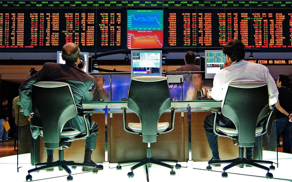 Após queda de 13,88% do Ibovespa, preço menor exige análise de dívidas e resultados