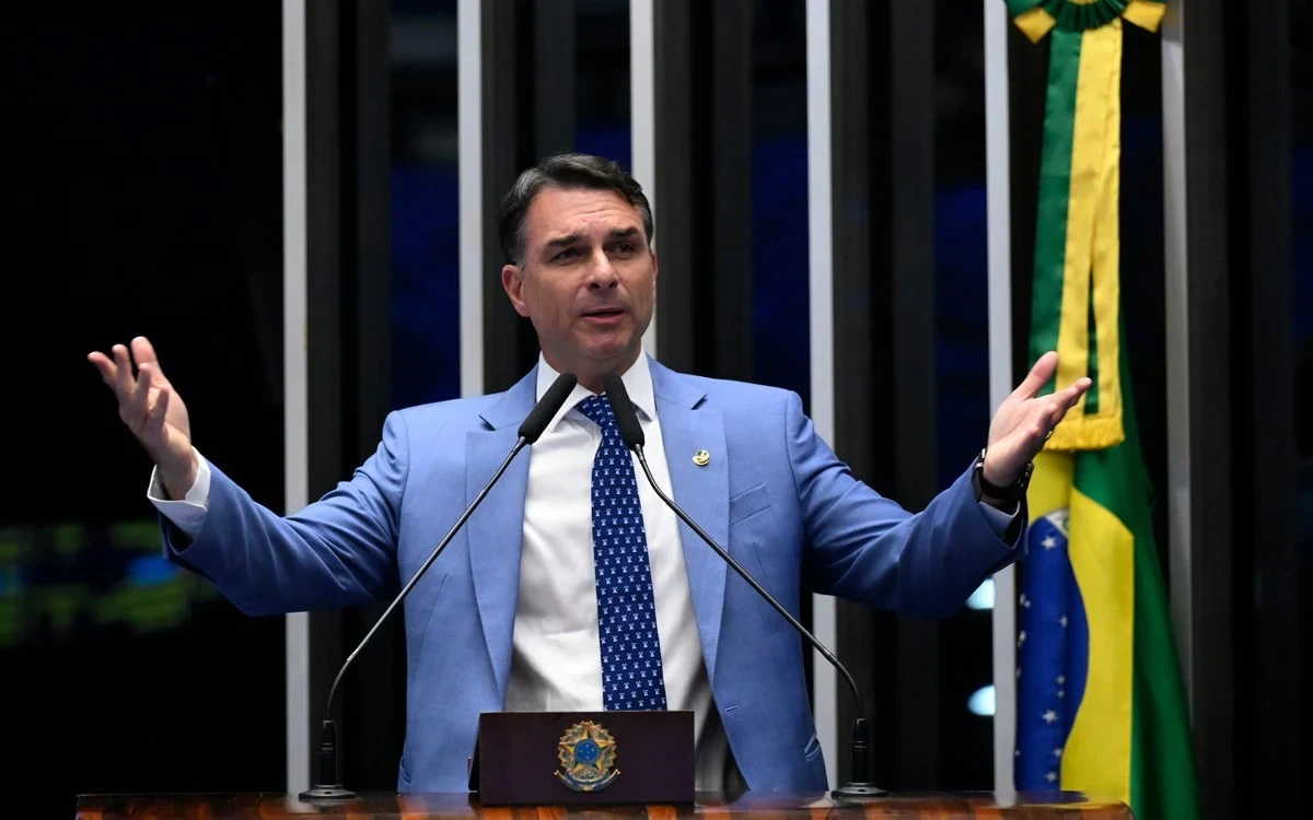 Flávio diz que cargo para o pai está fora do radar e descarta Eduardo como chanceler
