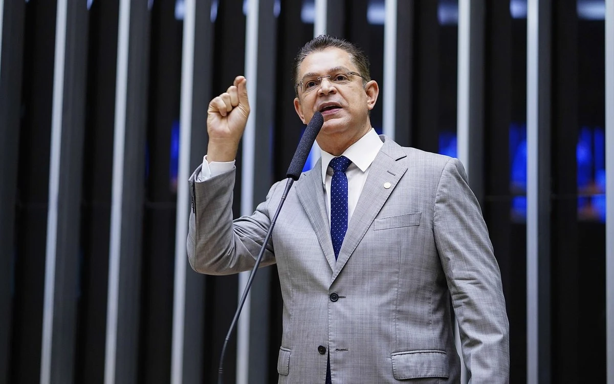 PL vota pelo fim da escala 6x1, mas líder já anuncia PEC para pagar por hora trabalhada em 2027