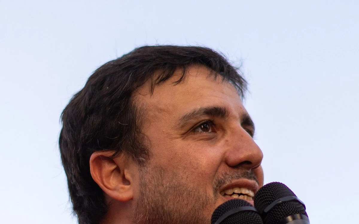 Renan Santos aponta perigo maior de acúmulo de poder com Flávio Bolsonaro no Congresso