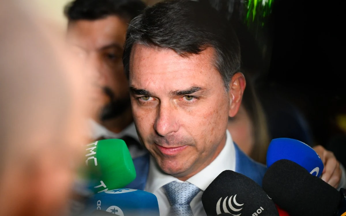 Série retoma morte de Ana Clara e atuação de Flávio Bolsonaro na defesa de policial acusado