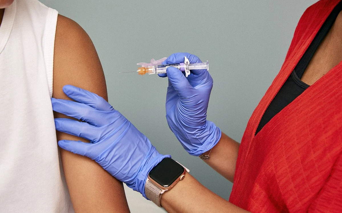 Vacina de mRNA contra o câncer reduz em 42% o risco de morte ou de volta do melanoma
