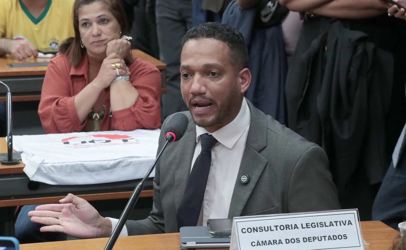 Rick Azevedo falando ao microfone em audiência pública na Câmara dos Deputados